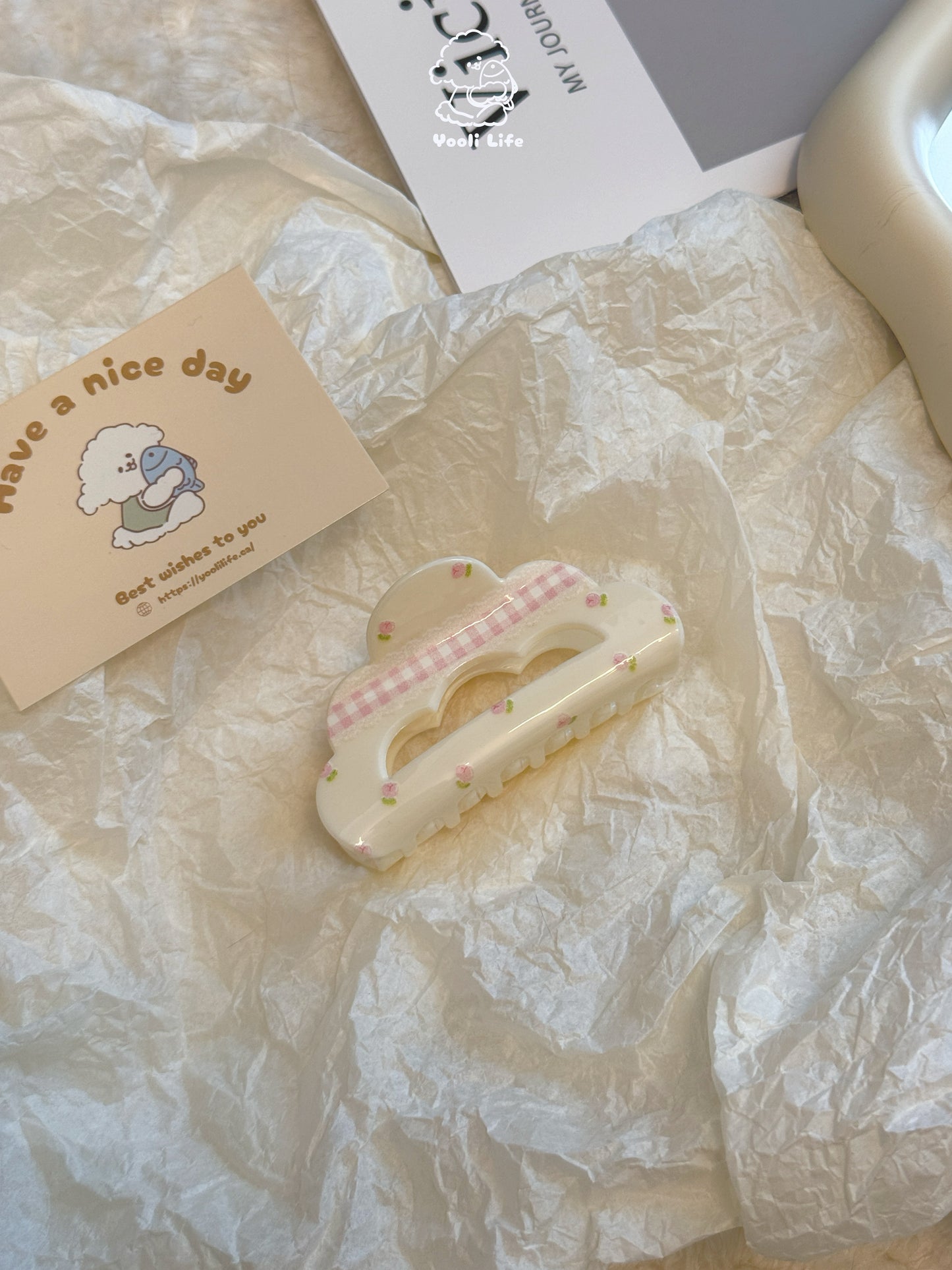 Creamy Girl Floral Claw Clip