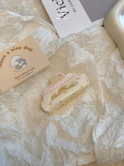 Creamy Girl Floral Claw Clip